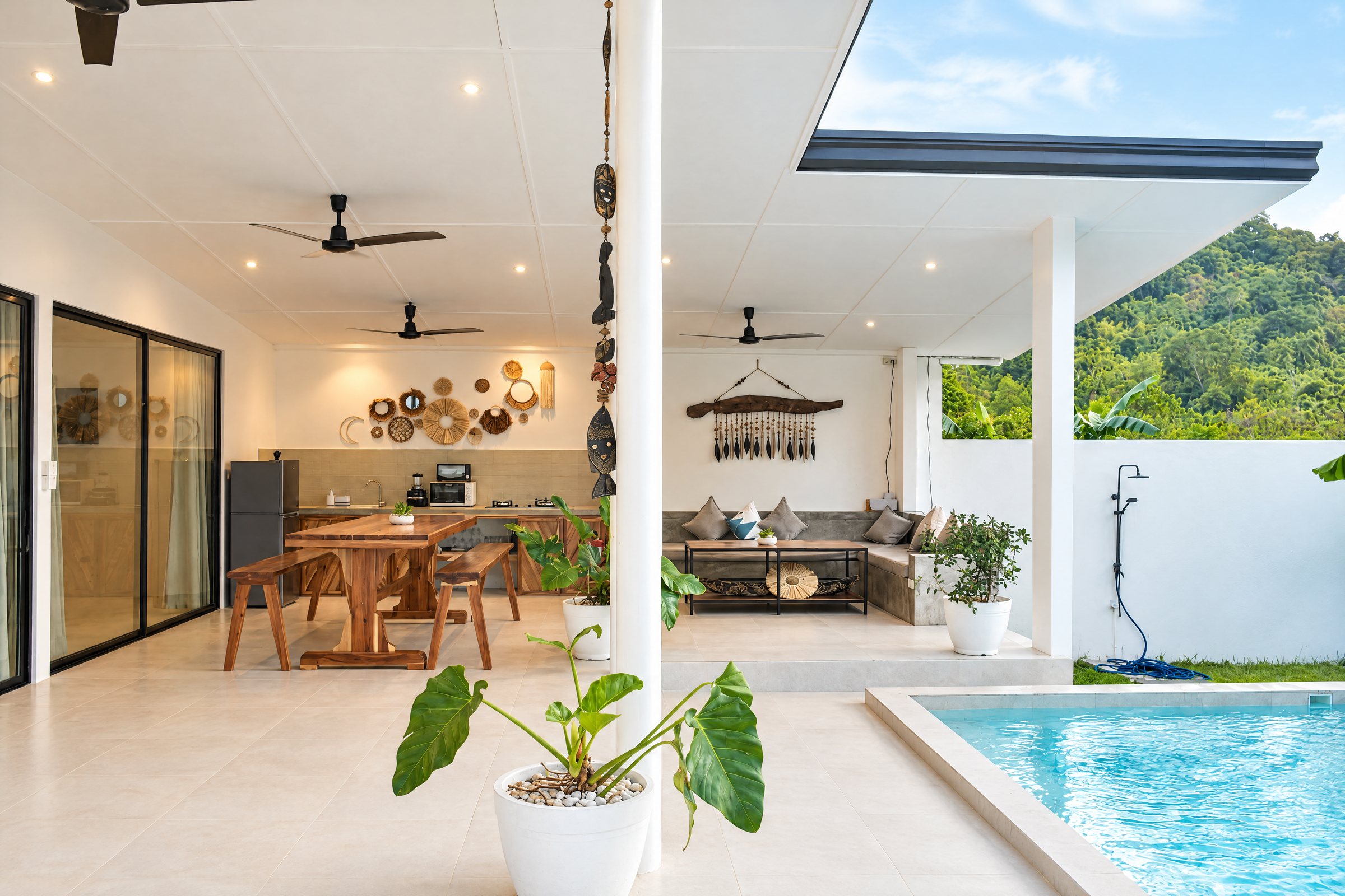 Veranda living room opening onto the pool